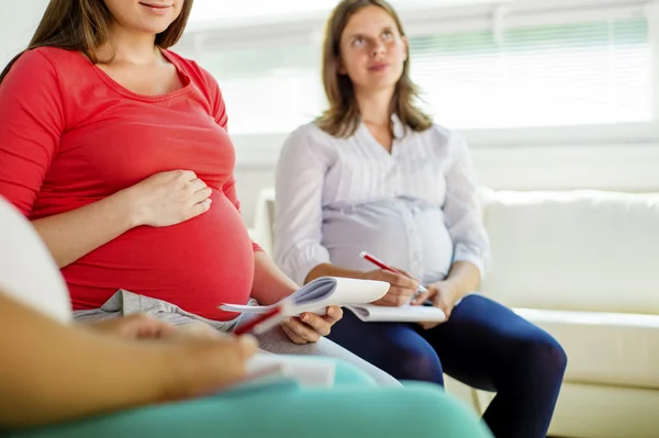 Těhotné ženy v prenatální třída — Stock fotografie