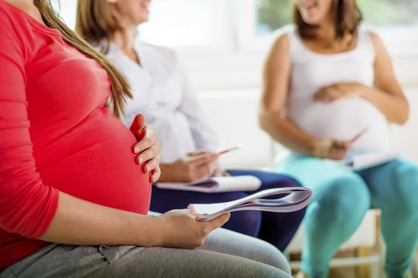 Mujeres embarazadas en la clase prenatal —  Fotos de Stock