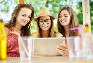 tablet ile eğlenmek kızlar