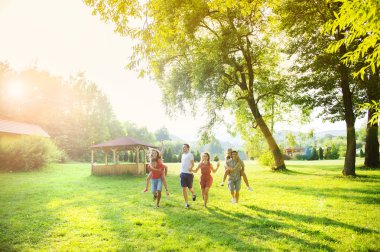 arkadaşlarım parkta eğleniyor