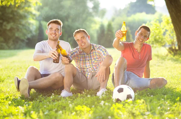 Vänner tillbringa ledig tid tillsammans — Stockfoto