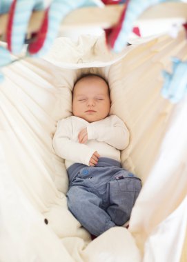 evde rahatlatıcı bir bebek