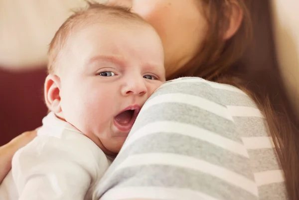 Baby entspannt mit seiner Mutter — Stockfoto