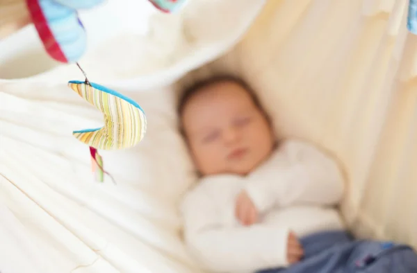 Babyjongen ontspannen thuis — Stockfoto