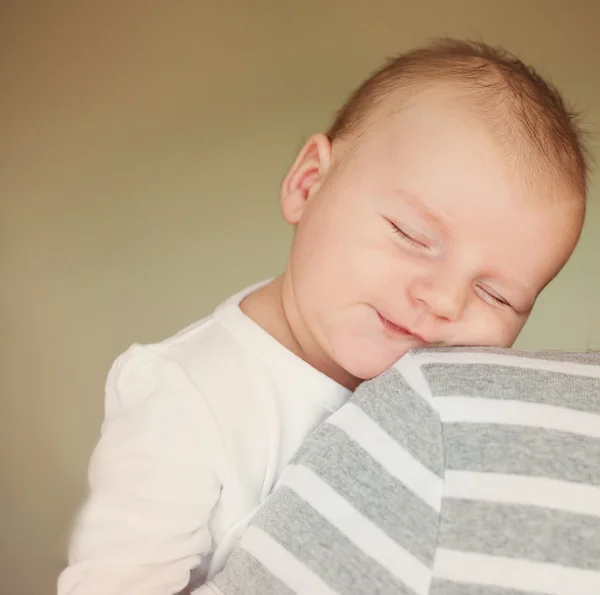 Sleepy babyjongen — Stockfoto