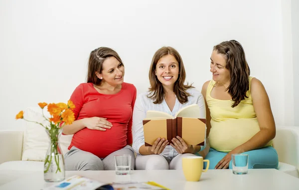 Pregnant women reading book — Stock Photo, Image