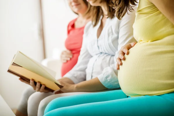 Schwangere lesen Buch — Stockfoto