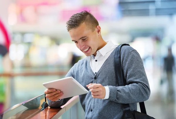 Man som använder digitala surfplattor — Stockfoto