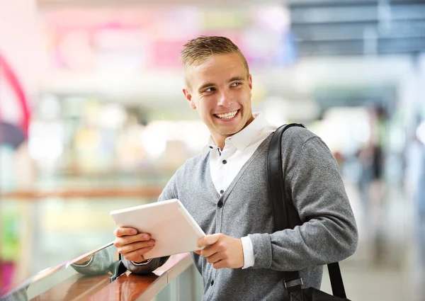 Homme utilisant une tablette numérique — Photo