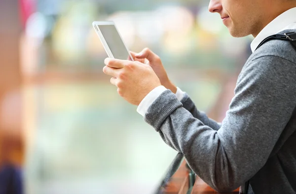 Hände mit digitalem Tablet — Stockfoto