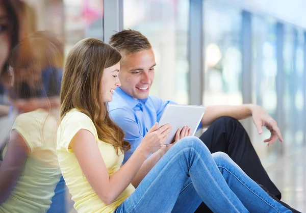 Casal usando tablet digital — Fotografia de Stock