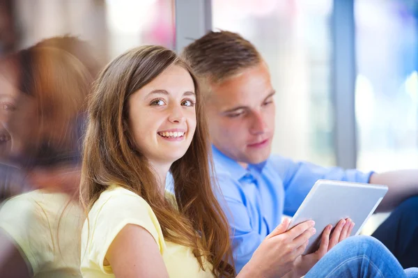 Casal usando tablet digital — Fotografia de Stock