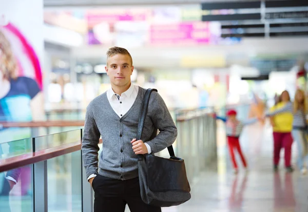 Uomo nel centro commerciale — Foto Stock