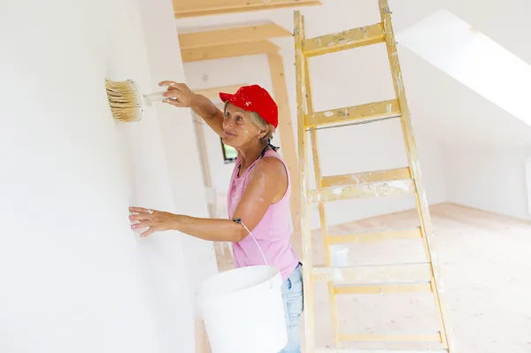 Mujer pintando las paredes — Foto de Stock