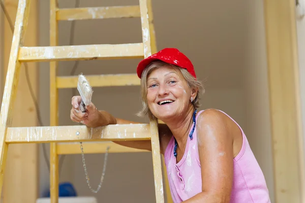 Woman painting the walls — Stock Photo, Image