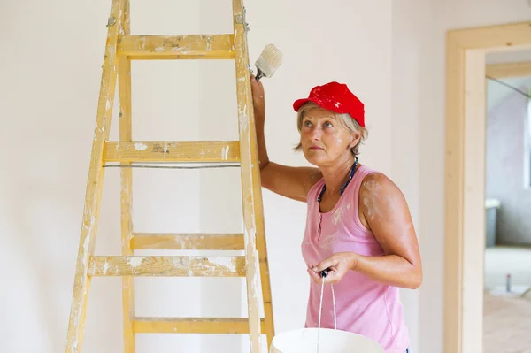 Donna che dipinge le pareti — Foto Stock