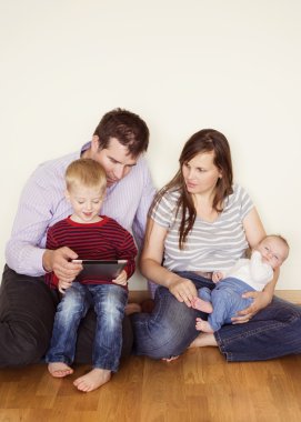 Aile evde eğleniyor.