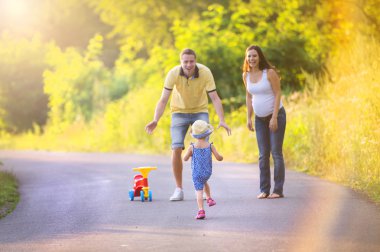hamile aile eğleniyor
