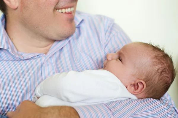 Pasgeboren baby met zijn vader — Stockfoto