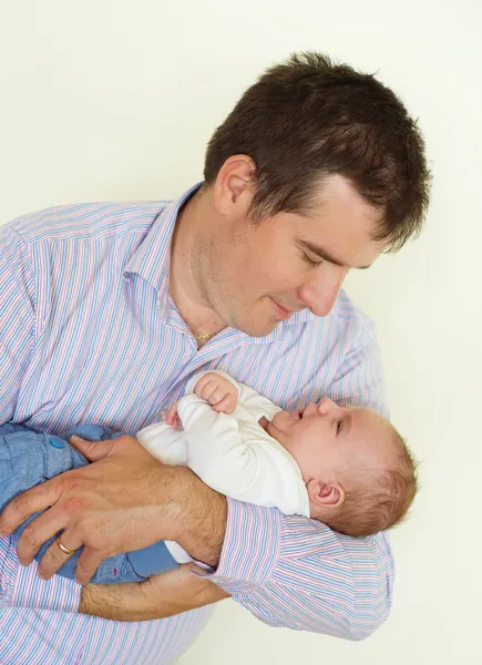 Pasgeboren baby met zijn vader — Stockfoto