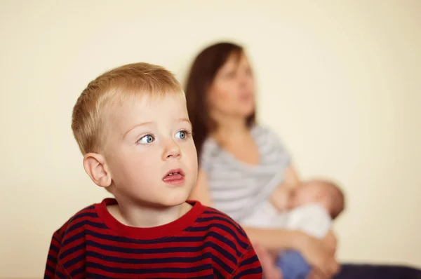 Jongen met broer en moeder — Stockfoto