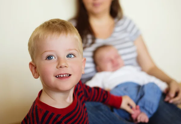 Mutter mit Söhnen — Stockfoto