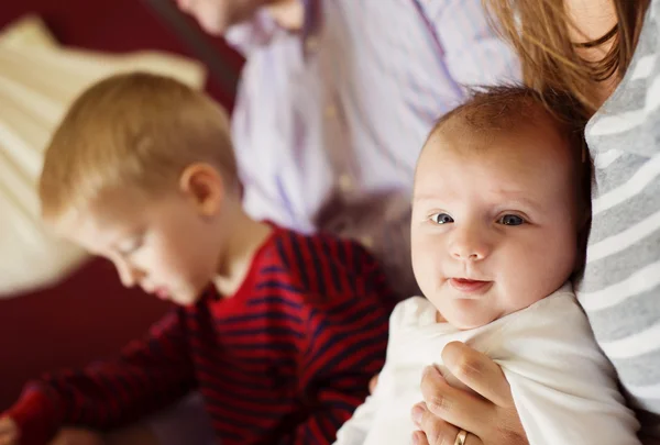 Familie hat Spaß zu Hause — Stockfoto