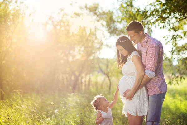 Famiglia incinta si diverte — Foto Stock