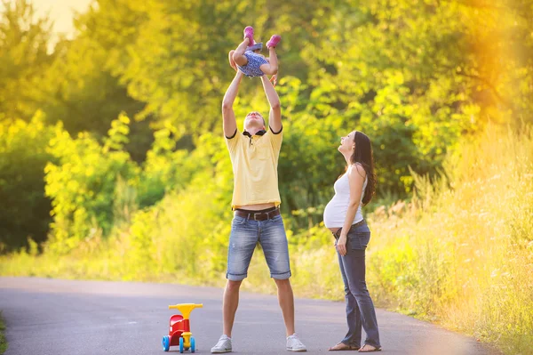 Schwangere Familie hat Spaß — Stockfoto