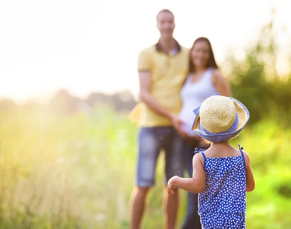 Zwangere familie plezier — Stockfoto