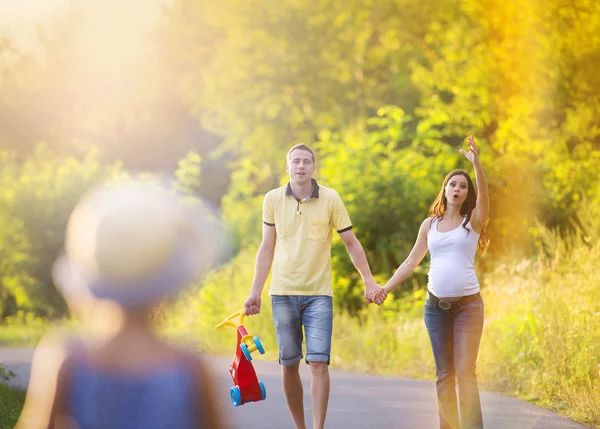 Schwangere Familie hat Spaß — Stockfoto