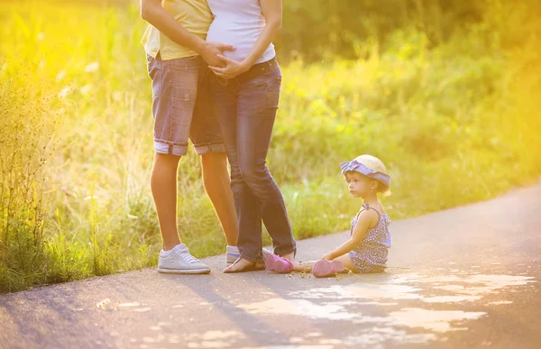 Gravid familjen ha roligt — Stockfoto