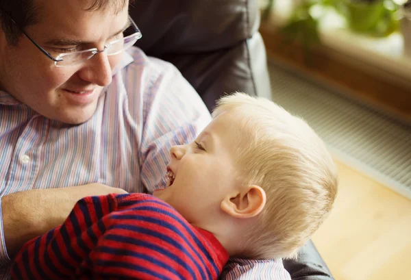 Kleiner Junge mit Vater — Stockfoto