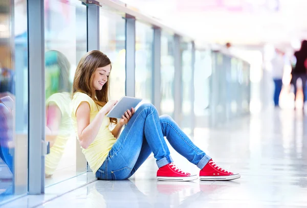 Teenage girl using digital tablet — Stock Photo, Image