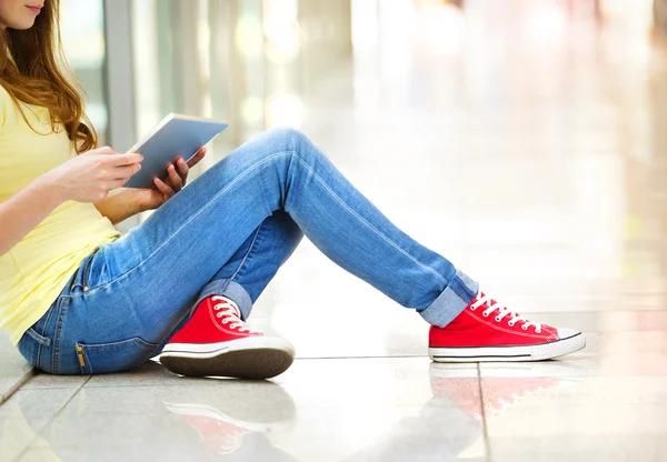 デジタル タブレットを使用して十代の少女 — Stockfoto