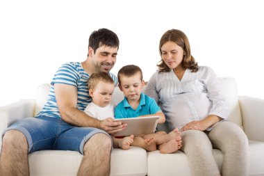 Aile kanepede oturuyor.
