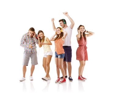 bir grup insan müzik dinle