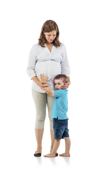 Беременная мать с сыном — стоковое фото