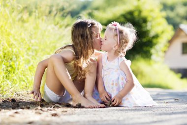 doğada öpüşme kız