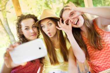 üç kadın arkadaş