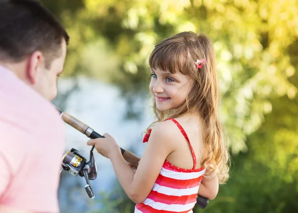 Père pêche avec sa fille — Photo