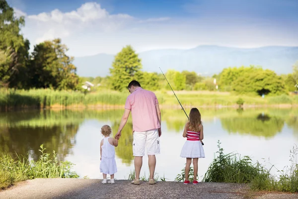 Père pêche avec des filles — Photo