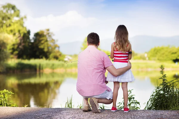 Vater angelt mit Tochter — Stockfoto