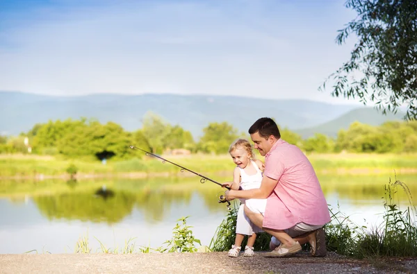 Vader vissen met dochter — Stockfoto