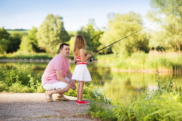 Padre pesca con figlia — Foto Stock