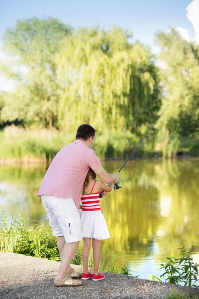 Vader vissen met dochter — Stockfoto