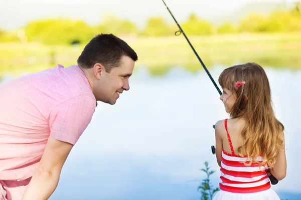 Père pêche avec sa fille — Photo