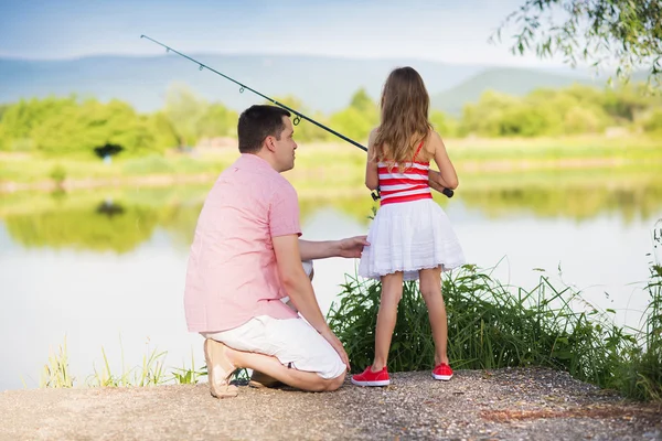 Père pêche avec sa fille — Photo