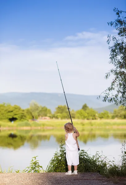 Flicka fiske på sjön — Stockfoto