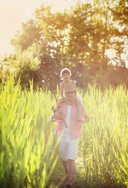 Vader en dochter gaan vissen — Stockfoto